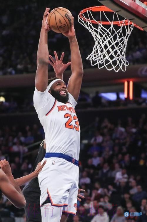 米切尔-罗宾逊回应球迷质疑:我只是按要求防守和抢篮板 米切尔-罗宾逊回应球迷质疑:我只是按要求防守和抢篮板